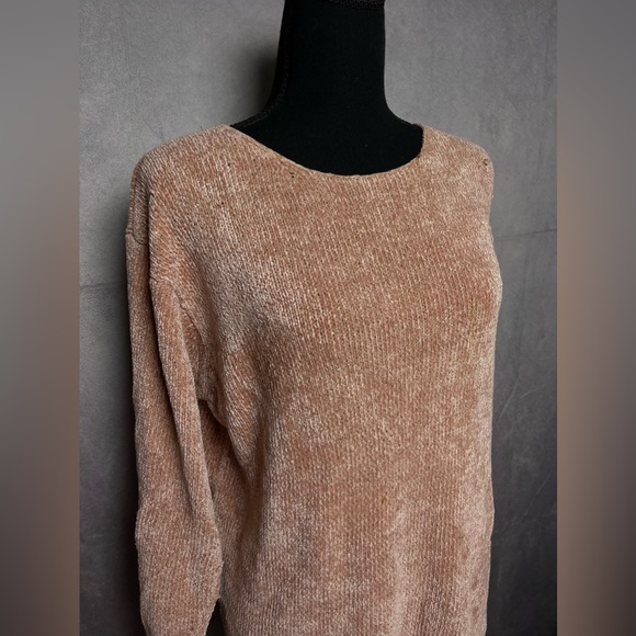 Salmon pink cable knit long sleeve light sweater with gold metallic weave detail - Picture 2 of 5